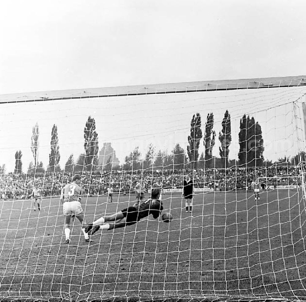 GDR photo archive: Leipzig/ Sachsen - 1967 Oberliga-Punktspiel: 1. FC Lokomotive Leipzig:FC Karl Marx Stadt im Bruno Plache Stadion. Endstand 2:2 Umschlagnr.: 98