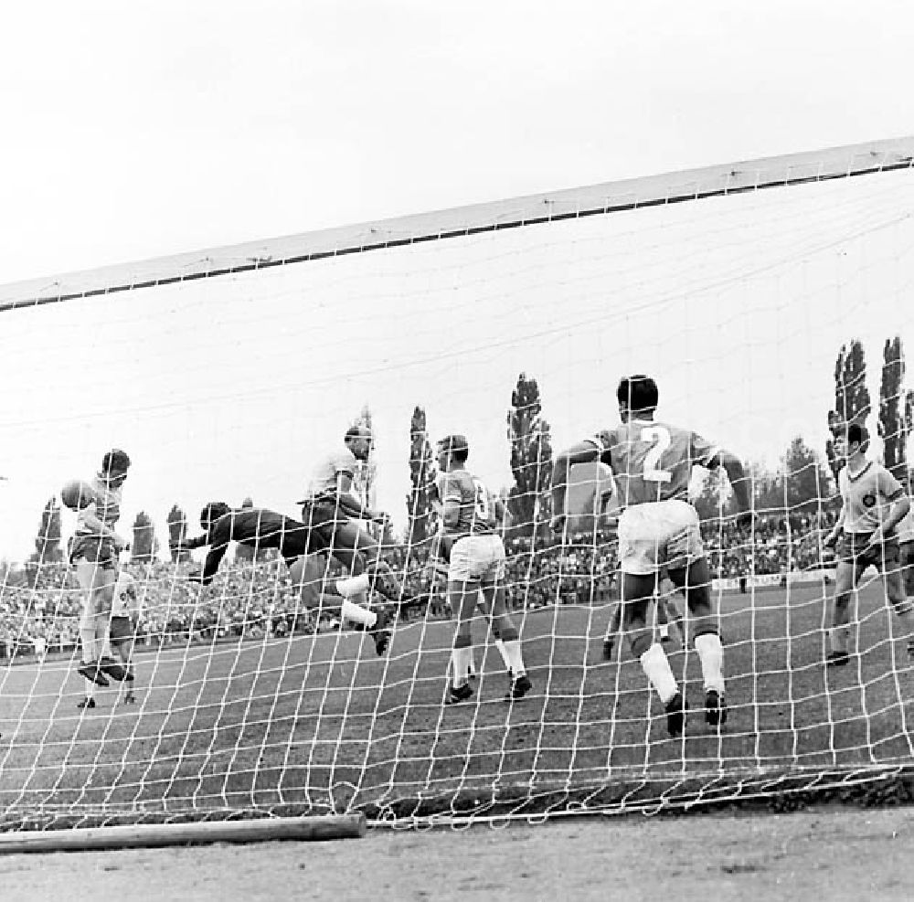 GDR picture archive: Leipzig/ Sachsen - 1967 Oberliga-Punktspiel: 1. FC Lokomotive Leipzig:FC Karl Marx Stadt im Bruno Plache Stadion. Endstand 2:2 Umschlagnr.: 98