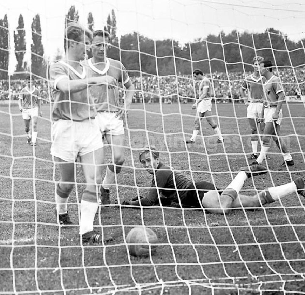 Leipzig/ Sachsen: 1967 Oberliga-Punktspiel: 1. FC Lokomotive Leipzig:FC Karl Marx Stadt im Bruno Plache Stadion. Endstand 2:2 Umschlagnr.: 98