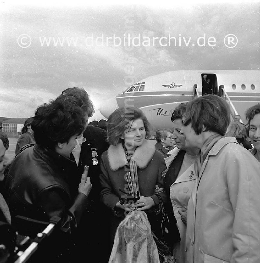 GDR image archive: Berlin - Oktober 1969 Berlin, Ankunft von Valentina Tereschkowa am Zentralflughafen Berlin-Schönefeld.