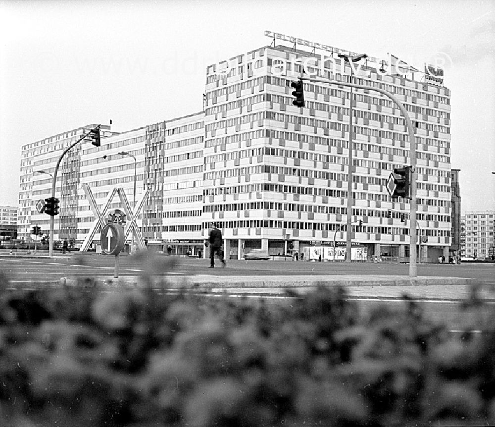 GDR picture archive: Berlin - Oktober 1969 Berlin, das fertig gestellte Haus der Statistik. Zu Ehren des 2