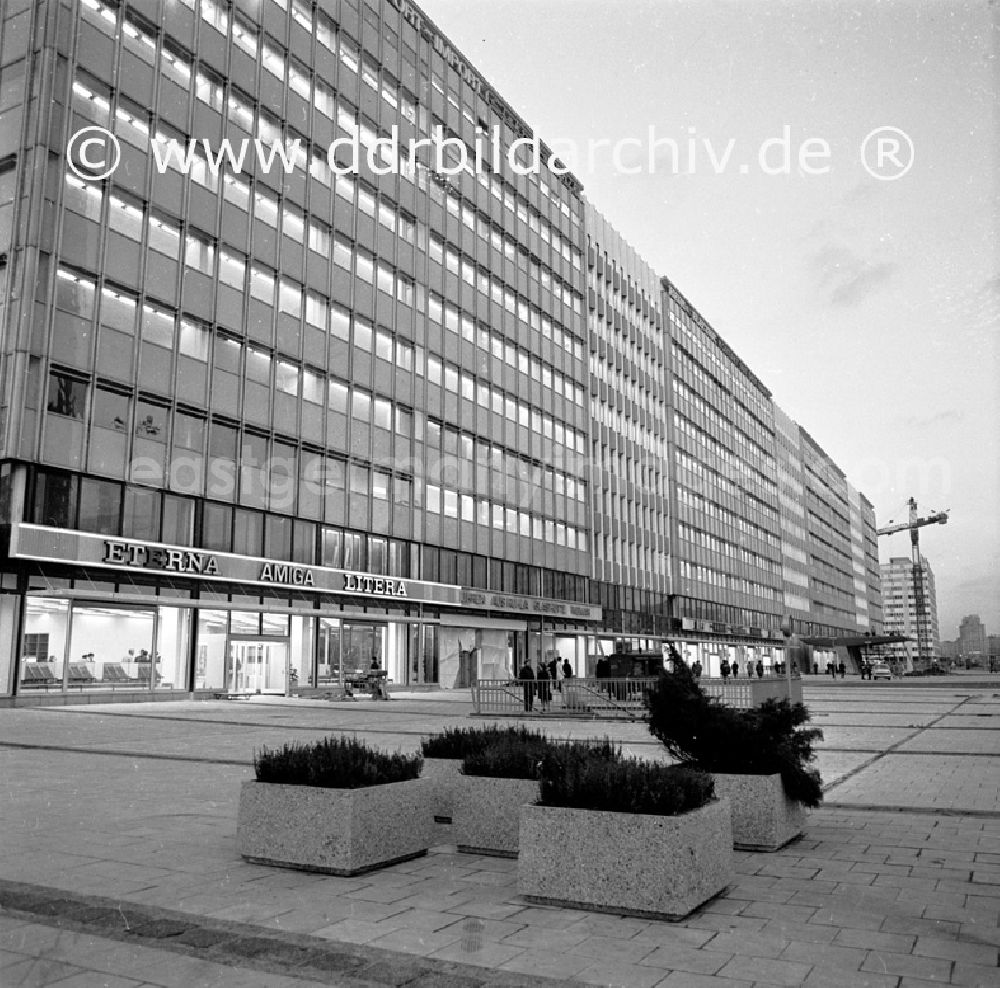 Berlin: Oktober 1969 Berlin, das fertig gestellte Haus der Statistik. Zu Ehren des 2