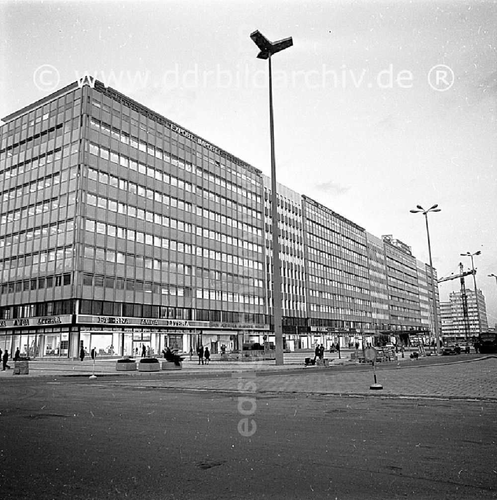 GDR image archive: Berlin - Oktober 1969 Berlin, das fertig gestellte Haus der Statistik. Zu Ehren des 2