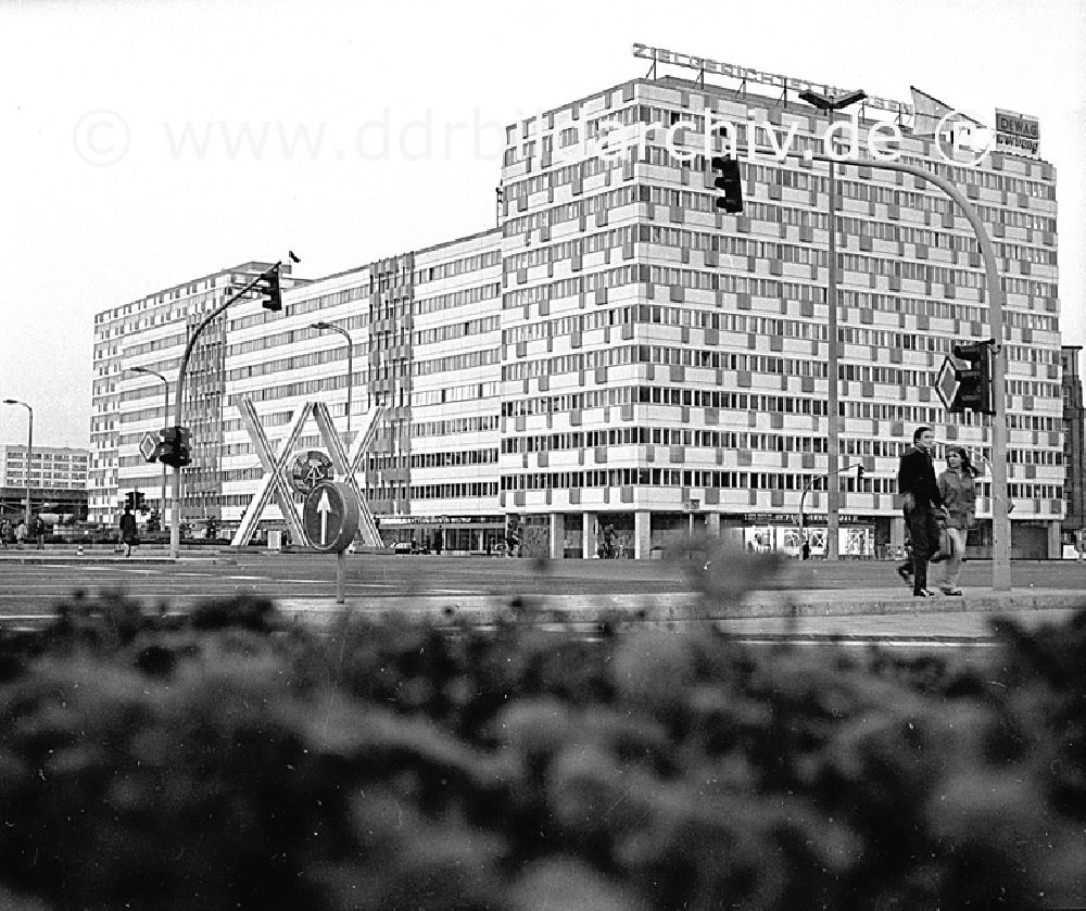 GDR picture archive: Berlin - Oktober 1969 Berlin, das fertig gestellte Haus der Statistik. Zu Ehren des 2