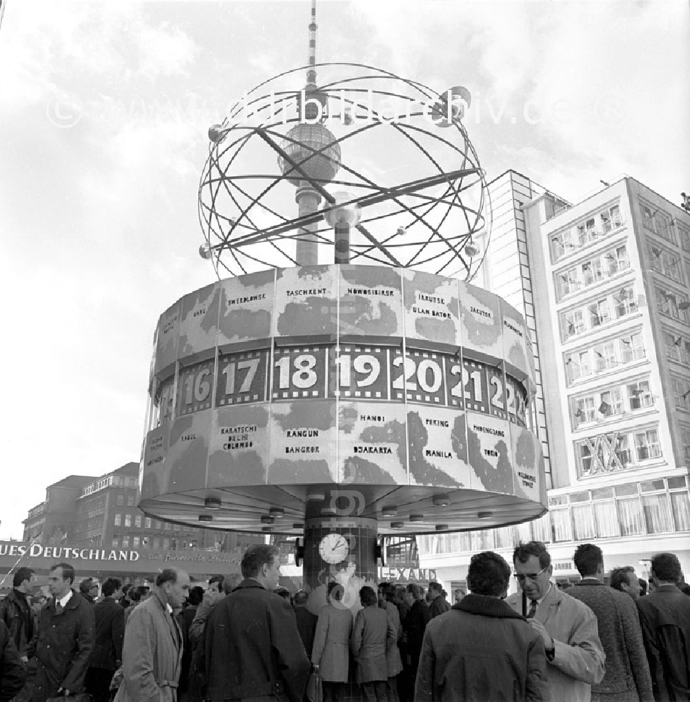 GDR picture archive: Berlin - Oktober 1969 Berlin. Weltzeituhr mit Urania-Säule am Alexanderplatz.