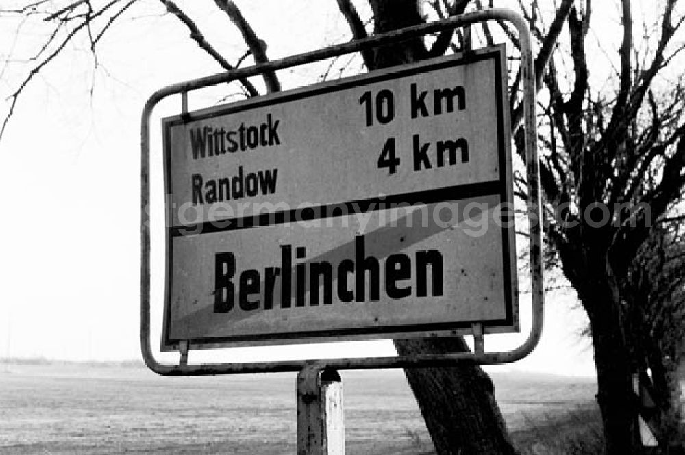 GDR image archive: Brandenburg - 13.11.1986 Ortseingangsschild und Ausgangsschild von der Statd Berlinchen mit Enfernungen unter anderen zu Wittstock.