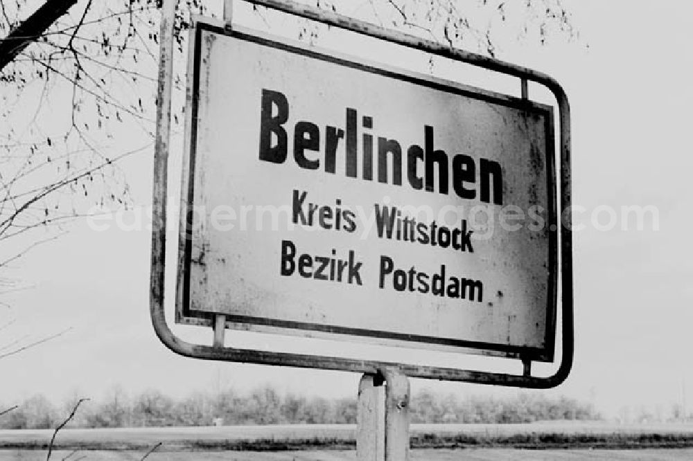 GDR photo archive: Brandenburg - 13.11.1986 Ortseingangsschild und Ausgangsschild von der Statd Berlinchen mit Enfernungen unter anderen zu Wittstock.