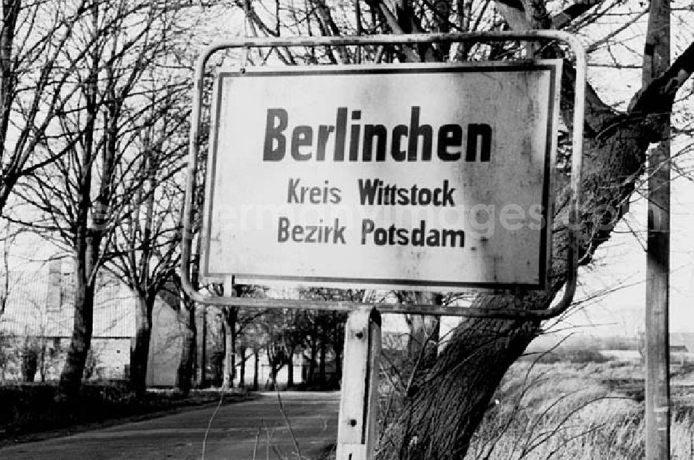 GDR image archive: Brandenburg - 13.11.1986 Ortseingangsschild und Ausgangsschild von der Statd Berlinchen mit Enfernungen unter anderen zu Wittstock.