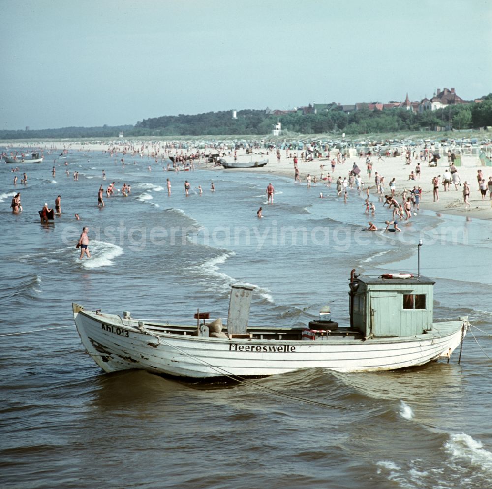 GDR picture archive: Seebad Ahlbeck - Sandy beach of the Baltic Sea with bathers and holidaymakers on street Duenenstrasse in Seebad Ahlbeck, Mecklenburg-Western Pomerania on the territory of the former GDR, German Democratic Republic