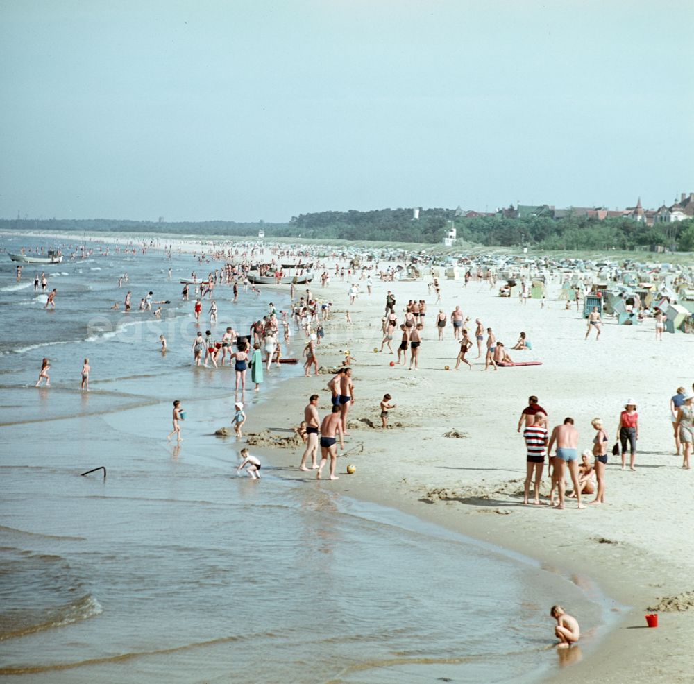 Seebad Ahlbeck: Sandy beach of the Baltic Sea with bathers and holidaymakers on street Duenenstrasse in Seebad Ahlbeck, Mecklenburg-Western Pomerania on the territory of the former GDR, German Democratic Republic