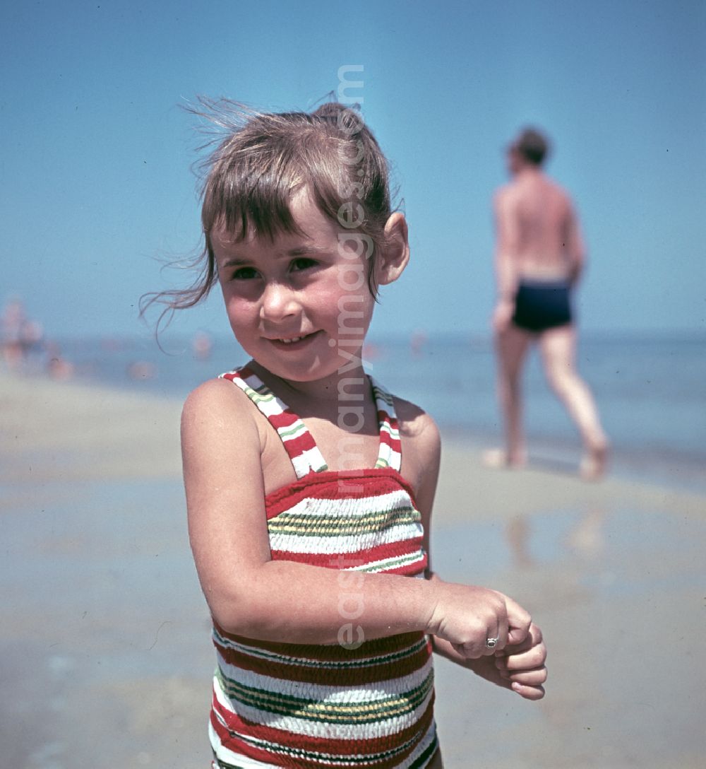 GDR image archive: Binz - Little girl on the sandy beach of the Baltic Sea during her Baltic Sea vacation in Binz, Mecklenburg-Western Pomerania in the territory of the former GDR, German Democratic Republic