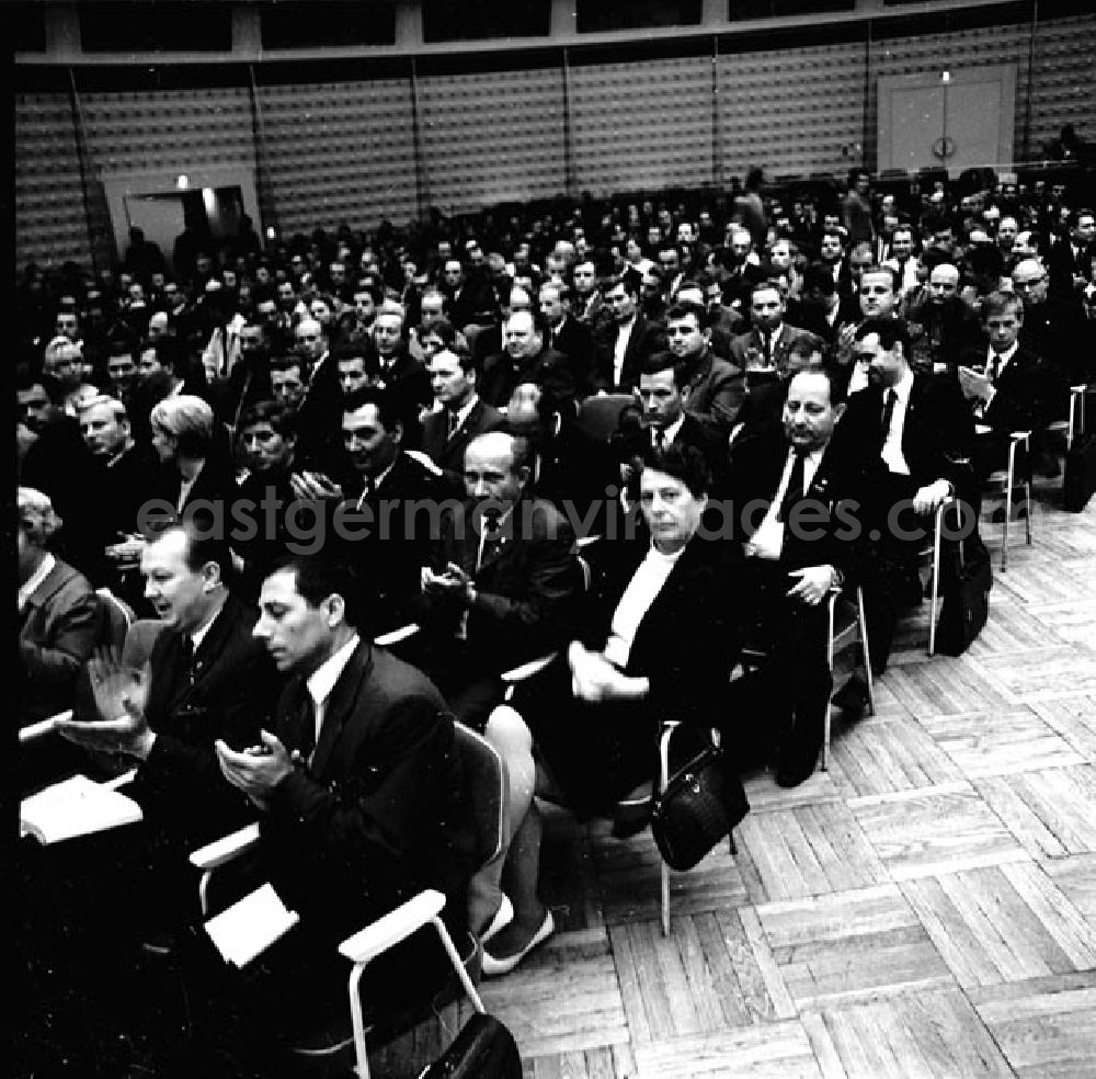 GDR picture archive: Berlin - August 1969 Parteiaktivtagung - Bau mit Paul Verner in der Kongreßhalle