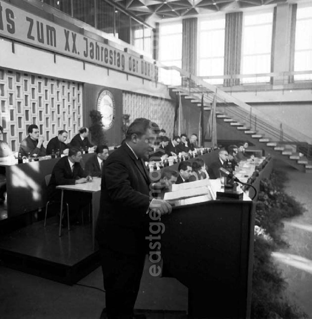 GDR photo archive: Berlin - Parteiaktivtagung im Schleifmaschinenkombinat Marzahn mit Paul Verner