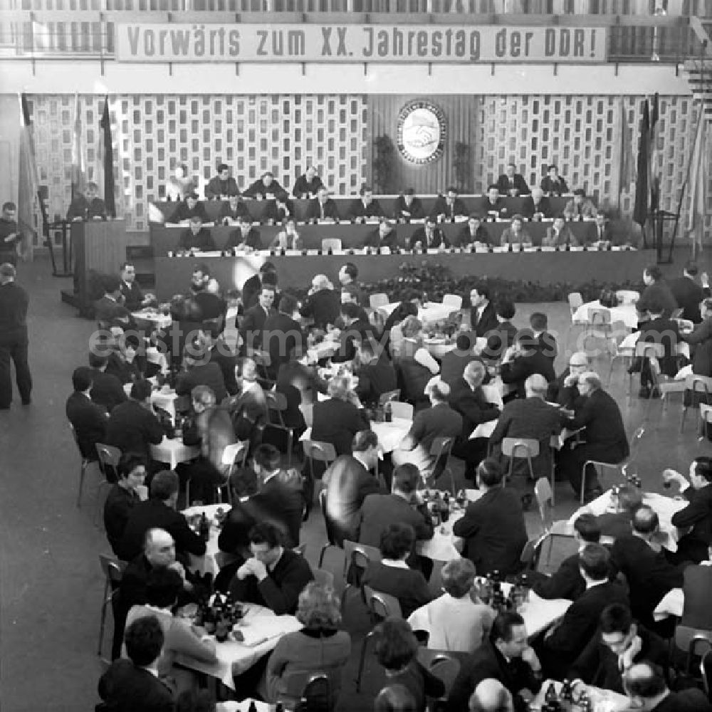 GDR picture archive: Berlin - Parteiaktivtagung im Schleifmaschinenkombinat Marzahn mit Paul Verner