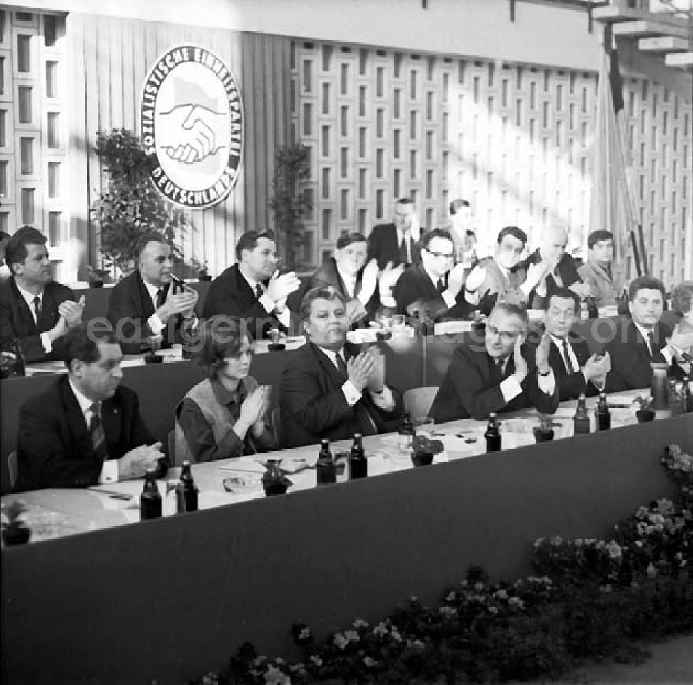 GDR image archive: Berlin - Parteiaktivtagung im Schleifmaschinenkombinat Marzahn mit Paul Verner