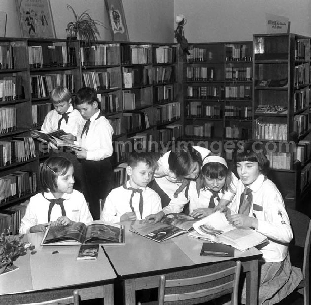 GDR photo archive: Berlin - 12.12.1966 Pioniere der 4. Oberschule Treptow im Zentralhaus der Jungen Pioniere (18-jähriges Jubiläum der Organisation)