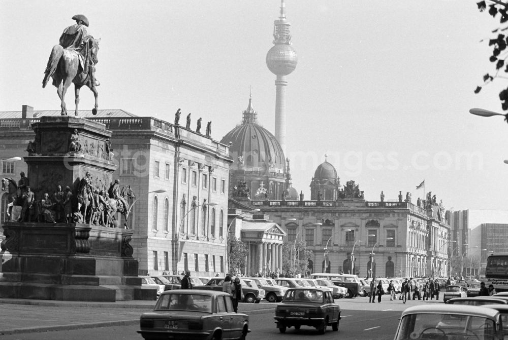 GDR image archive: Berlin - Equestrian monument of Frederick II in front of the Humboldt University in traffic on the street Unter den Linden in the Mitte district of Berlin, East Berlin in the territory of the former GDR, German Democratic Republic