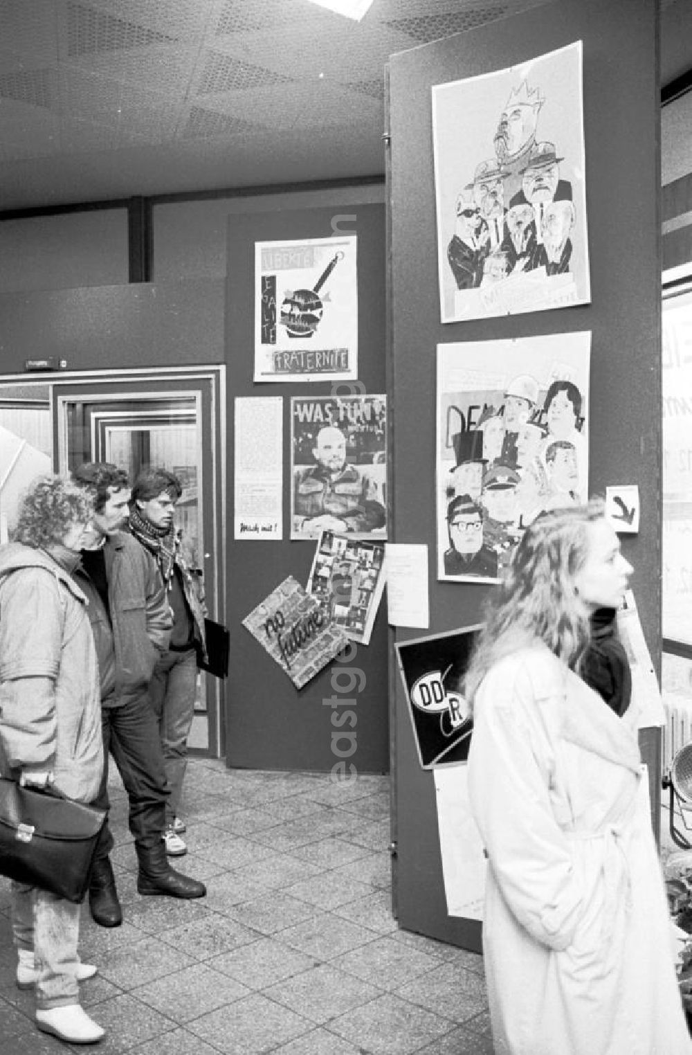 Berlin-Mitte: Plakatausstellung am Fernsehturm 14.12.89