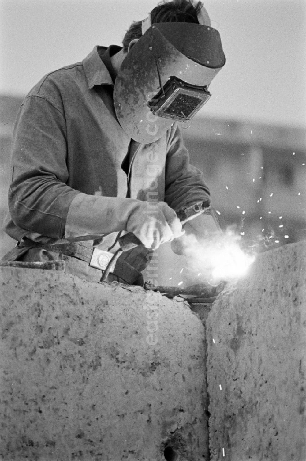 GDR picture archive: Berlin - Welding work during the construction of an industrially manufactured prefabricated housing estate in the Marzahn district of East Berlin in the territory of the former GDR, German Democratic Republic