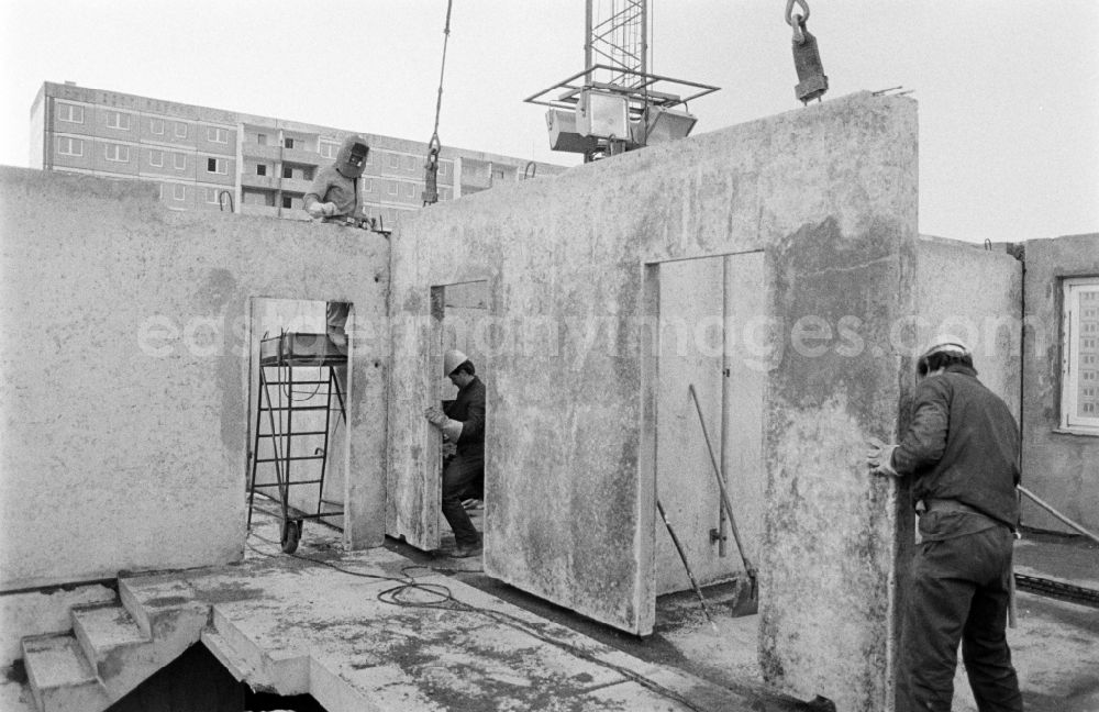 Berlin: Construction site of an industrially manufactured prefabricated housing estate in the Marzahn district of East Berlin in the territory of the former GDR, German Democratic Republic