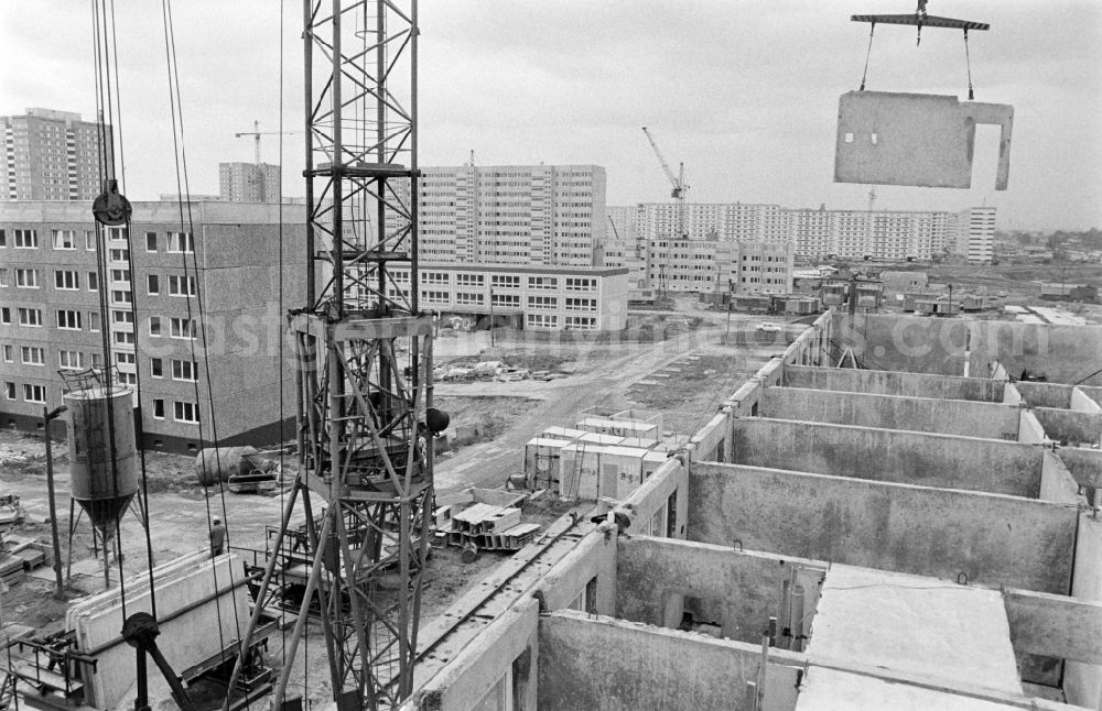 Berlin: Construction site of an industrially manufactured prefabricated housing estate in the Marzahn district of East Berlin in the territory of the former GDR, German Democratic Republic