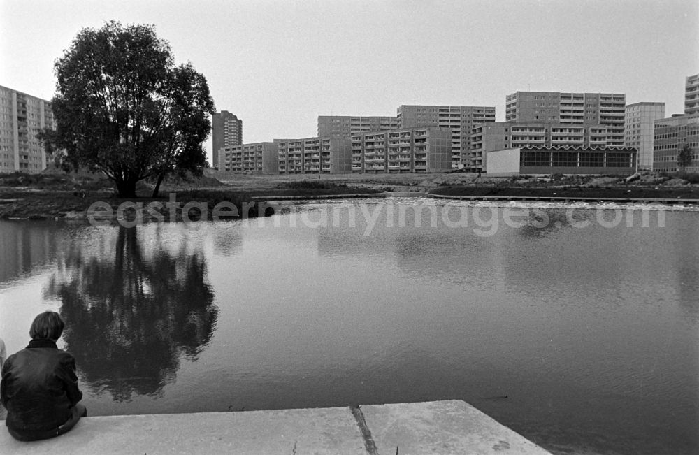 GDR photo archive: Berlin - Facades of a prefabricated housing estate at Helene-Weigel-Platz in Springpfuhlpark at Springpfuhl in the Marzahn district of Berlin East Berlin in the area of the former GDR, German Democratic Republic