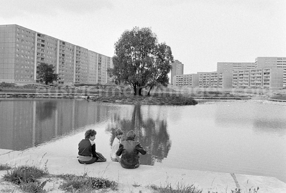 GDR picture archive: Berlin - Facades of a prefabricated housing estate at Helene-Weigel-Platz in Springpfuhlpark at Springpfuhl in the Marzahn district of Berlin East Berlin in the area of the former GDR, German Democratic Republic