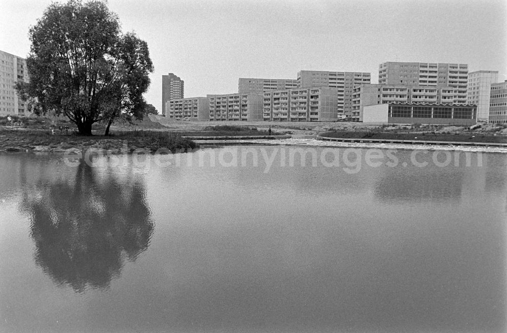 GDR image archive: Berlin - Facades of a prefabricated housing estate at Helene-Weigel-Platz in Springpfuhlpark at Springpfuhl in the Marzahn district of Berlin East Berlin in the area of the former GDR, German Democratic Republic