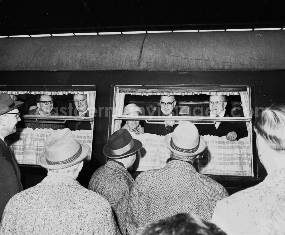 GDR image archive: Berlin - Offizielle stehen vor Zug nach Moskau am Ostbahnhof. Im Zug von r nach l: Walter Ulbricht, Willi Stoph, Lotte Ulbricht, Friedrich Ebert, Erich Honecker.