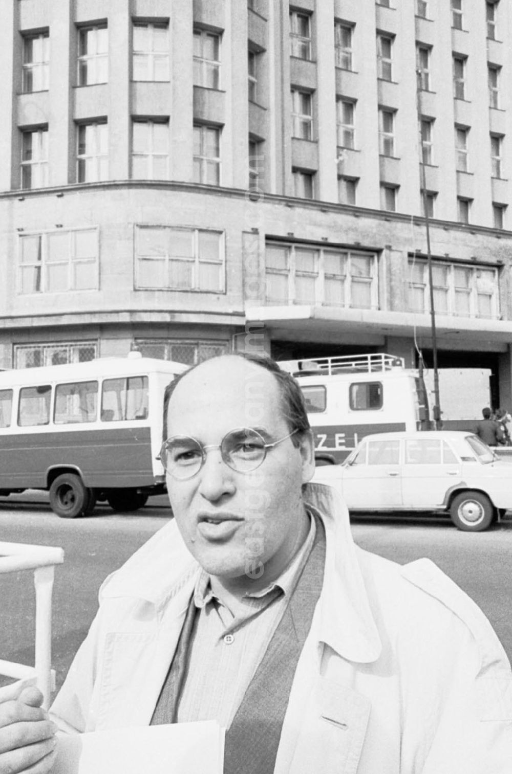 GDR image archive: Berlin - Gregor Gysi dahinter Polizei vor Parteiarchiv.