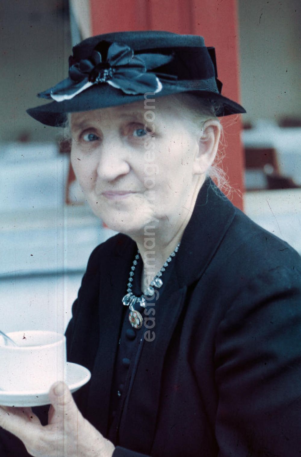 Merseburg: Porträt-Aufnahme: Frau / Oma / Großmutter mit Hut in Merseburg. Portrait photo of a woman with a hat.