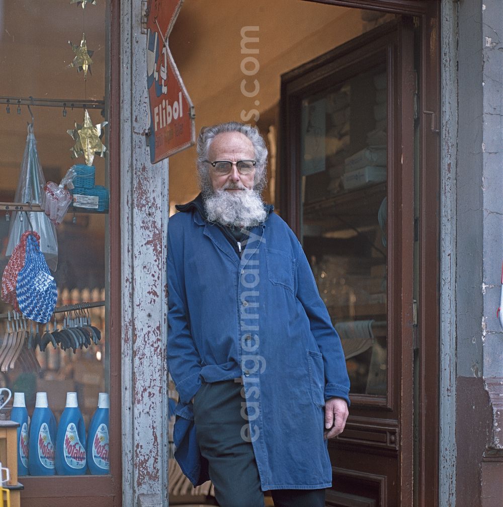 GDR image archive: Berlin - Portrait shot eines Einzelhandels- Kaufmann Drogisten in the district Prenzlauer Berg on street Christburger Strasse in Berlin Eastberlin on the territory of the former GDR, German Democratic Republic