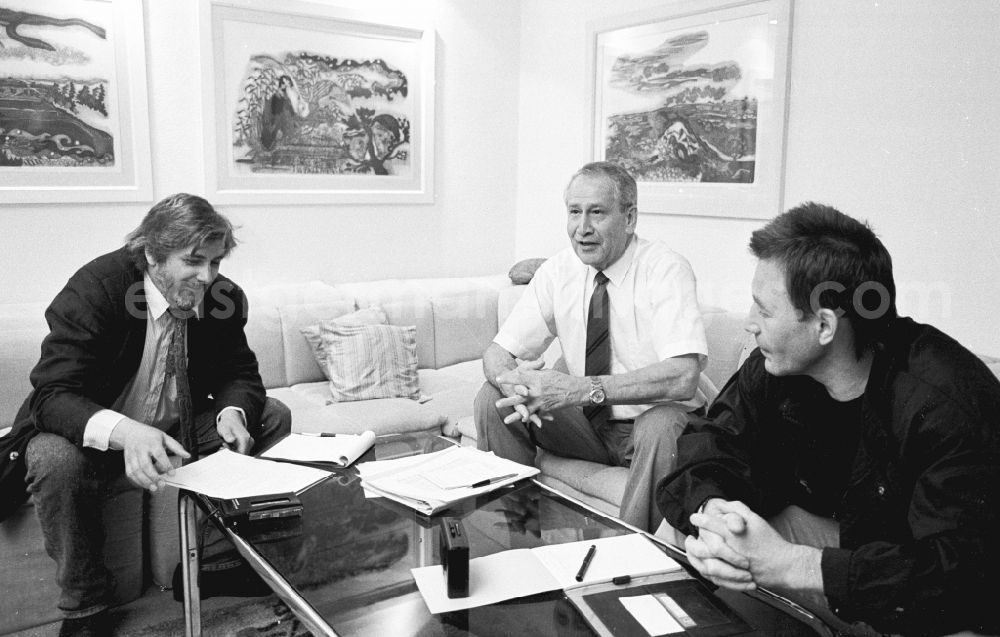 GDR image archive: Berlin - Portrait of retired Colonel General Markus Johannes, Mischa Wolf - former German head of the foreign intelligence service Main Directorate for Reconnaissance of the MfS Ministry for State Security (centre) in an interview with ND editor Rene Heilig (left) in his apartment in the Nikolaiviertel in the Mitte district of Berlin, East Berlin on the territory of the former GDR, German Democratic Republic