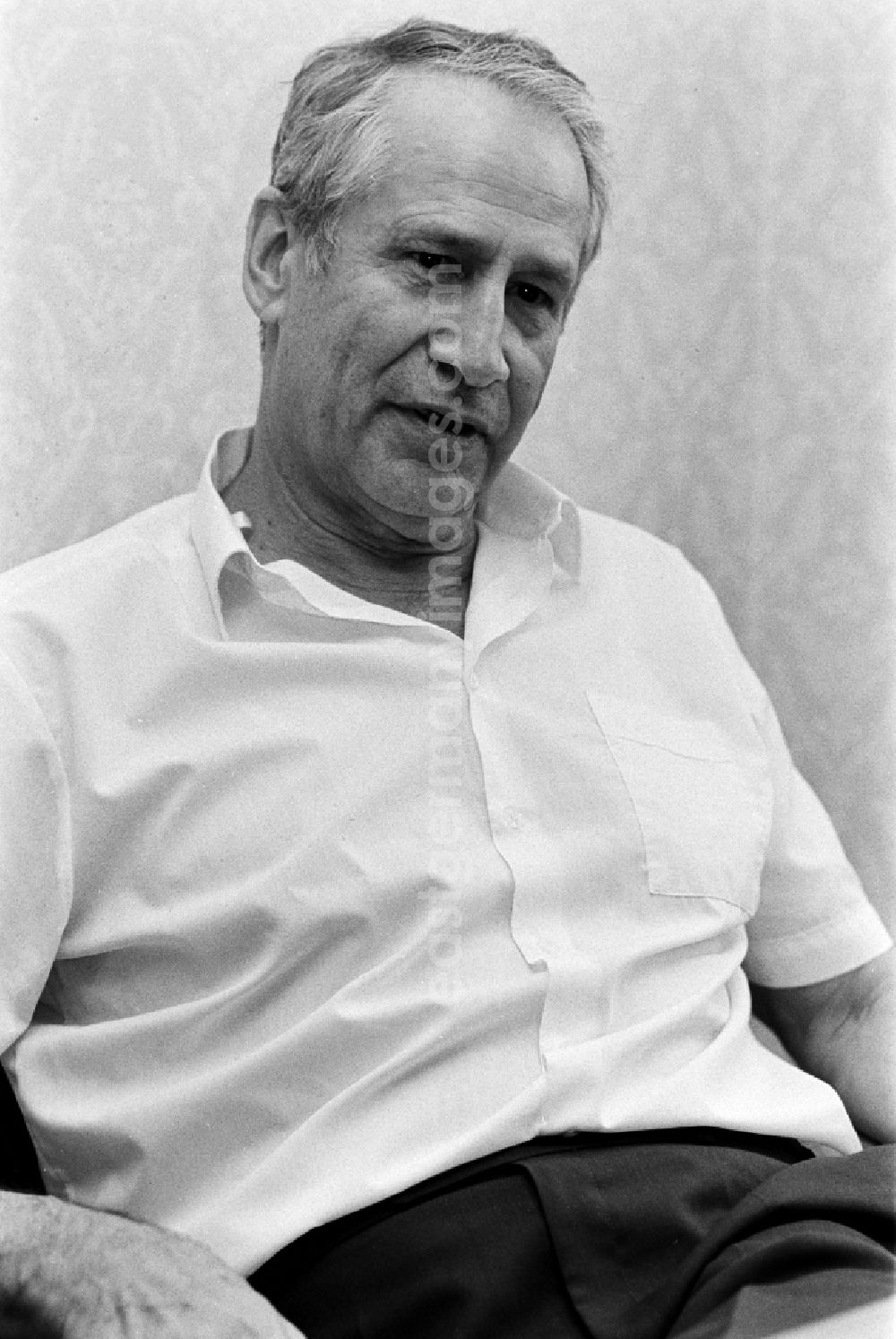 GDR photo archive: Berlin - Portrait of retired Colonel General Markus Johannes Mischa Wolf - former German head of the foreign intelligence service Main Directorate for Reconnaissance of the MfS Ministry for State Security in the Friedrichshain district of Berlin East Berlin in the territory of the former GDR, German Democratic Republic