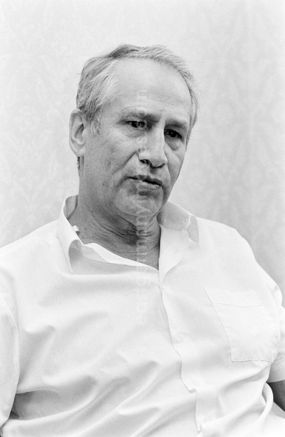 GDR picture archive: Berlin - Portrait of retired Colonel General Markus Johannes Mischa Wolf - former German head of the foreign intelligence service Main Directorate for Reconnaissance of the MfS Ministry for State Security in the Friedrichshain district of Berlin East Berlin in the territory of the former GDR, German Democratic Republic