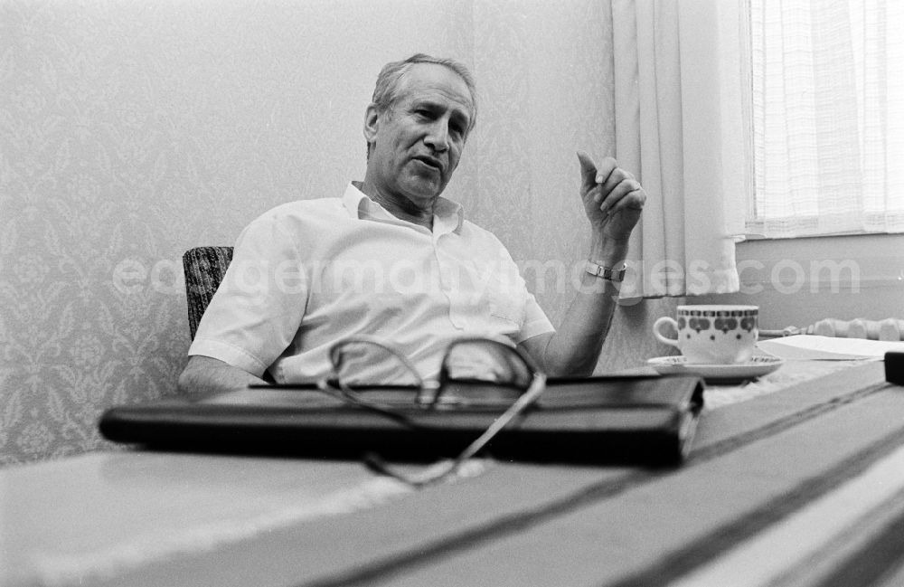 GDR photo archive: Berlin - Portrait of retired Colonel General Markus Johannes Mischa Wolf - former German head of the foreign intelligence service Main Directorate for Reconnaissance of the MfS Ministry for State Security in the Friedrichshain district of Berlin East Berlin in the territory of the former GDR, German Democratic Republic