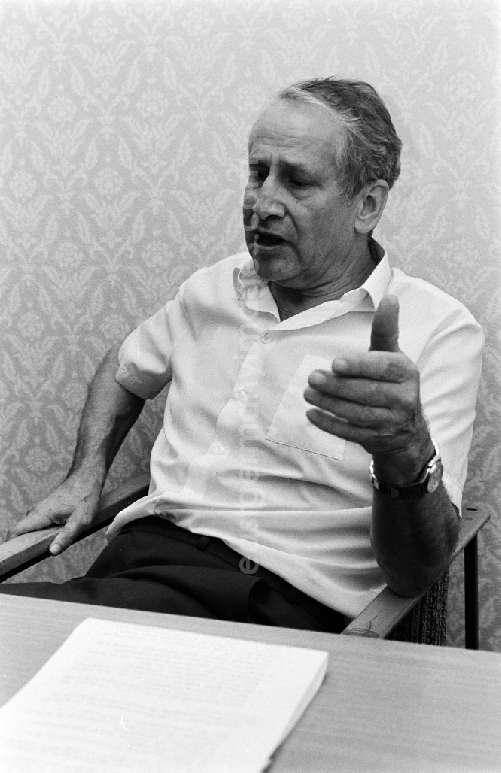 GDR image archive: Berlin - Portrait of retired Colonel General Markus Johannes Mischa Wolf - former German head of the foreign intelligence service Main Directorate for Reconnaissance of the MfS Ministry for State Security in the Friedrichshain district of Berlin East Berlin in the territory of the former GDR, German Democratic Republic