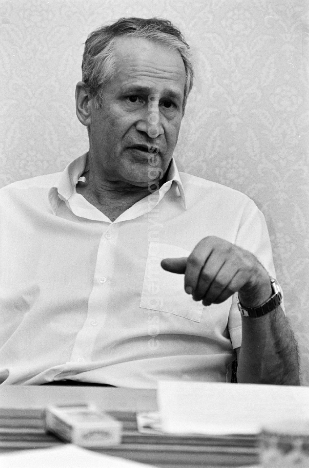 GDR picture archive: Berlin - Portrait of retired Colonel General Markus Johannes Mischa Wolf - former German head of the foreign intelligence service Main Directorate for Reconnaissance of the MfS Ministry for State Security in the Friedrichshain district of Berlin East Berlin in the territory of the former GDR, German Democratic Republic