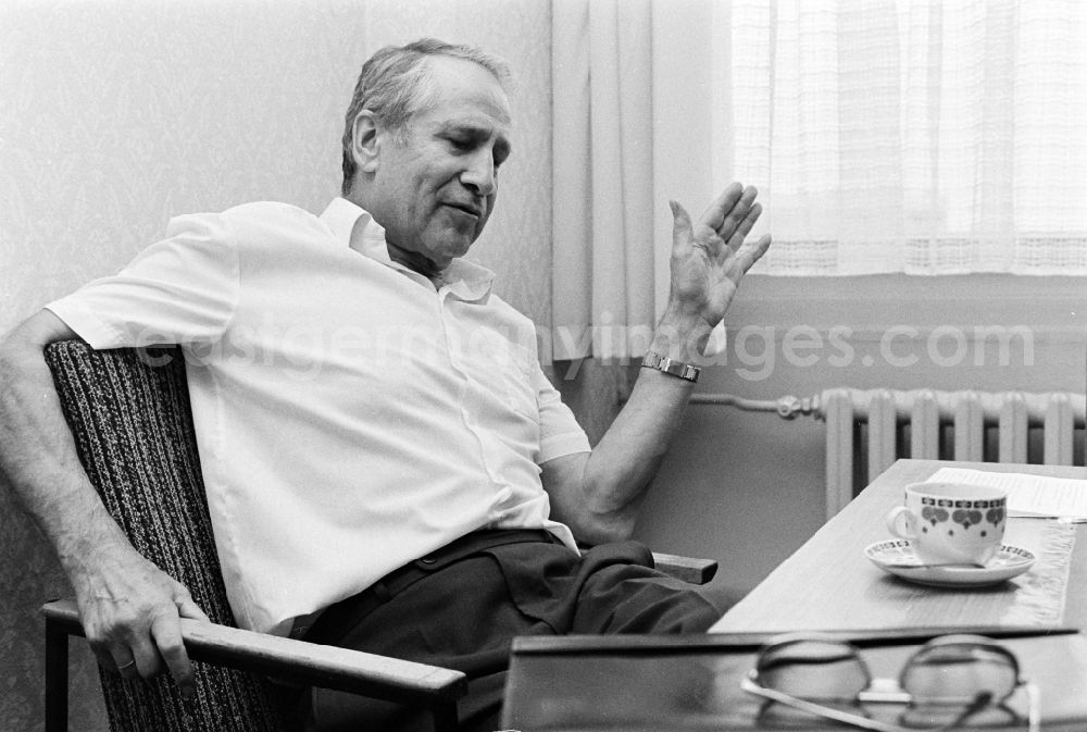 GDR image archive: Berlin - Portrait of retired Colonel General Markus Johannes Mischa Wolf - former German head of the foreign intelligence service Main Directorate for Reconnaissance of the MfS Ministry for State Security in the Friedrichshain district of Berlin East Berlin in the territory of the former GDR, German Democratic Republic