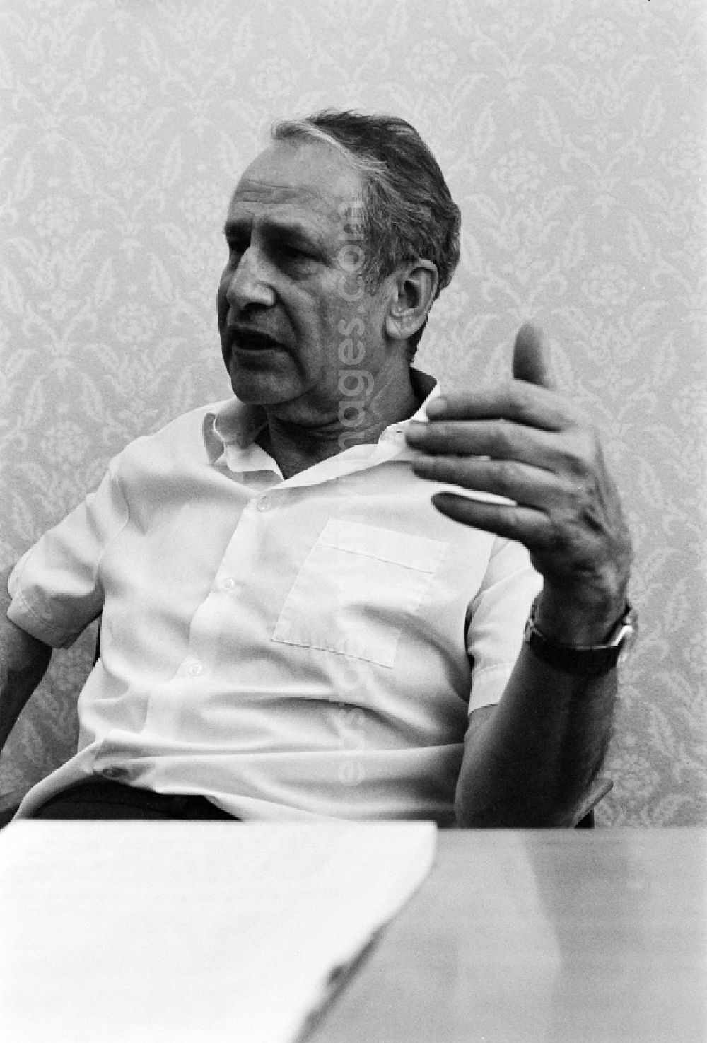 GDR photo archive: Berlin - Portrait of retired Colonel General Markus Johannes Mischa Wolf - former German head of the foreign intelligence service Main Directorate for Reconnaissance of the MfS Ministry for State Security in the Friedrichshain district of Berlin East Berlin in the territory of the former GDR, German Democratic Republic