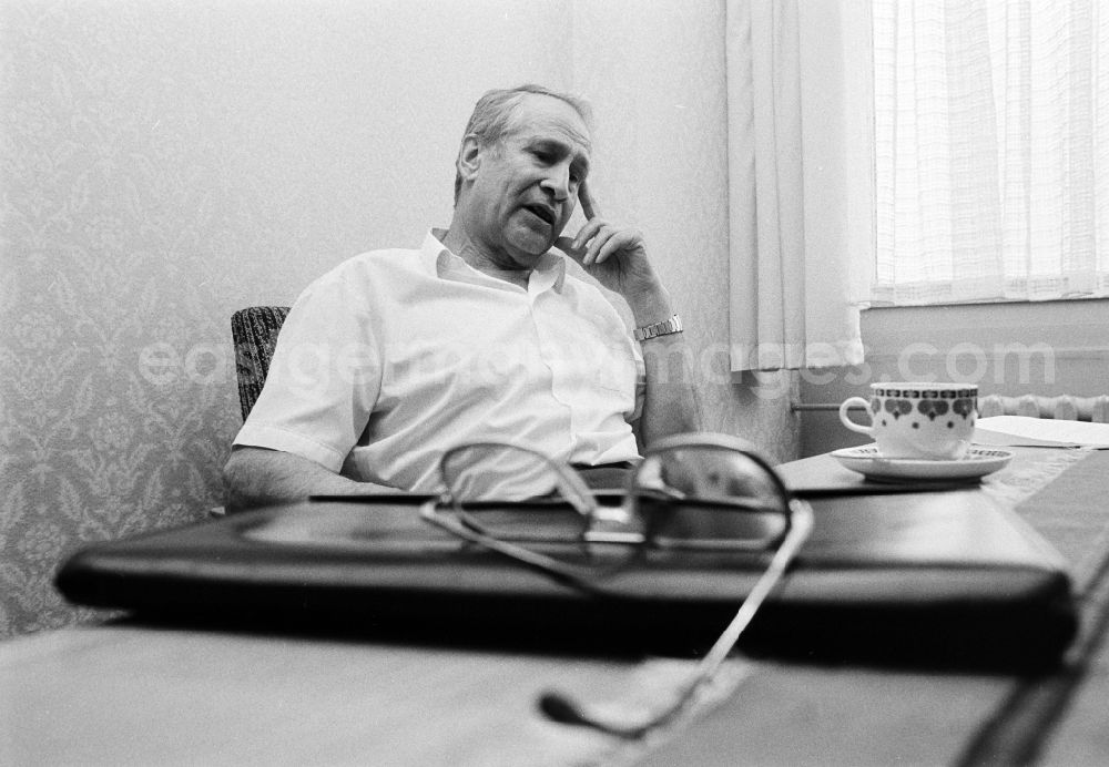 GDR picture archive: Berlin - Portrait of retired Colonel General Markus Johannes Mischa Wolf - former German head of the foreign intelligence service Main Directorate for Reconnaissance of the MfS Ministry for State Security in the Friedrichshain district of Berlin East Berlin in the territory of the former GDR, German Democratic Republic