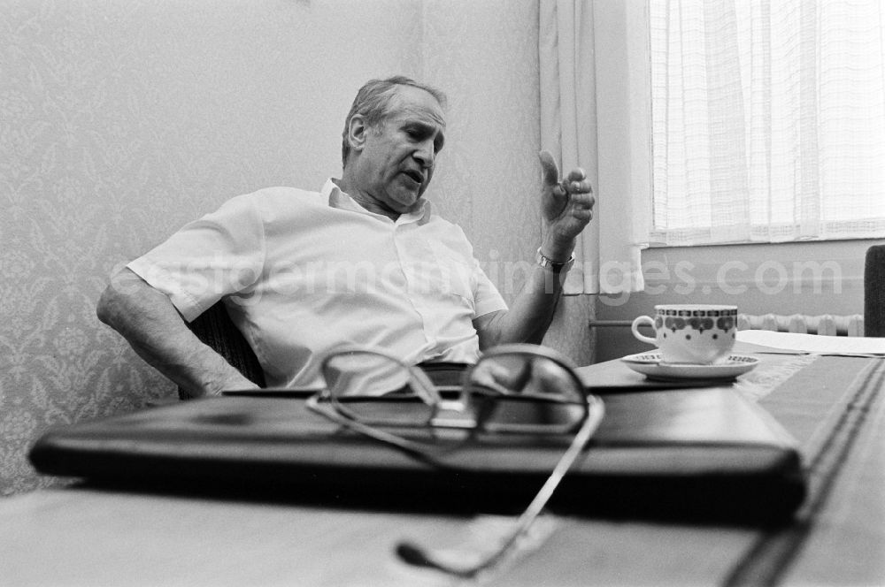 GDR picture archive: Berlin - Portrait of retired Colonel General Markus Johannes Mischa Wolf - former German head of the foreign intelligence service Main Directorate for Reconnaissance of the MfS Ministry for State Security in the Friedrichshain district of Berlin East Berlin in the territory of the former GDR, German Democratic Republic