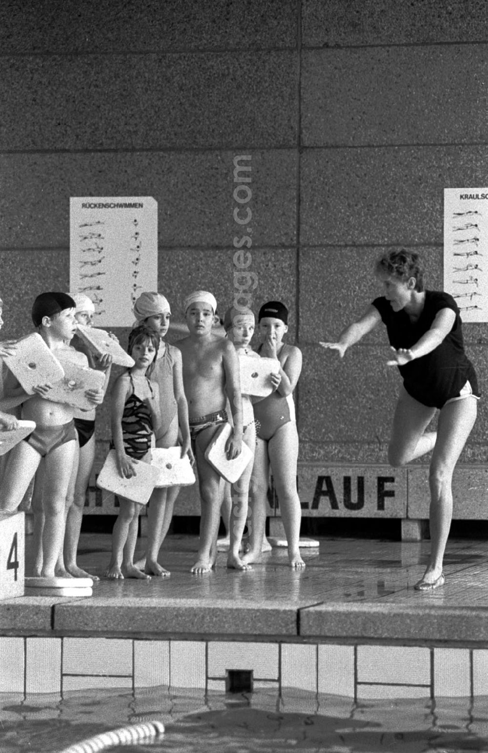 GDR picture archive: Berlin-Mitte - POS Schulschwimmunterricht in der SH Holzmarkstr. 02.1