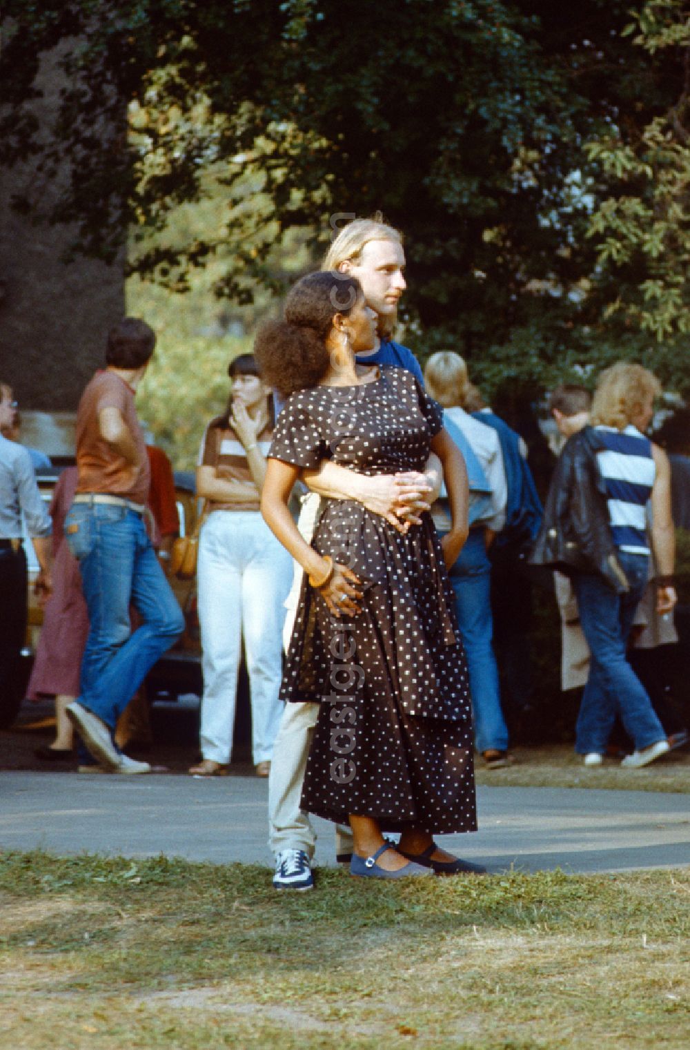 GDR picture archive: Berlin - Couple at the Pankefest in Berlin on the territory of the former GDR, German Democratic Republic