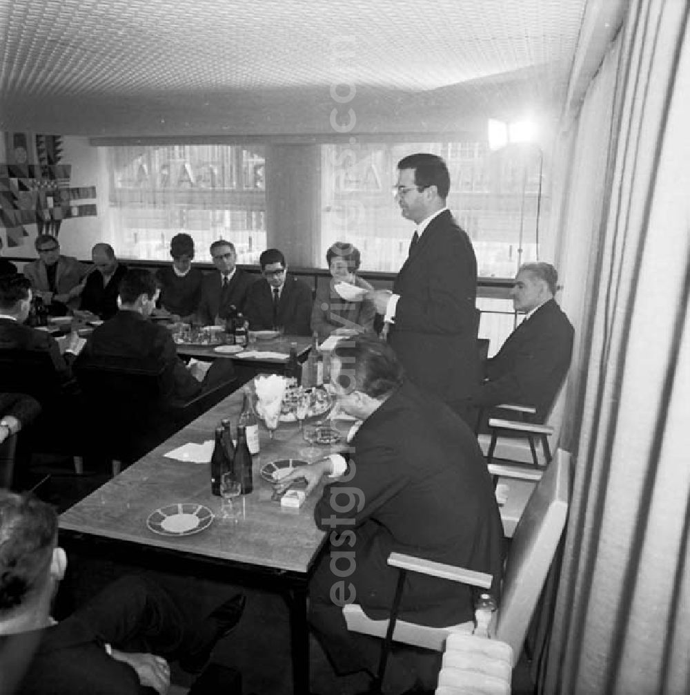 GDR photo archive: Berlin - Bei der Pressekonferenz im Bulgarischen Kulturzentrum in der Charlottenstraße.