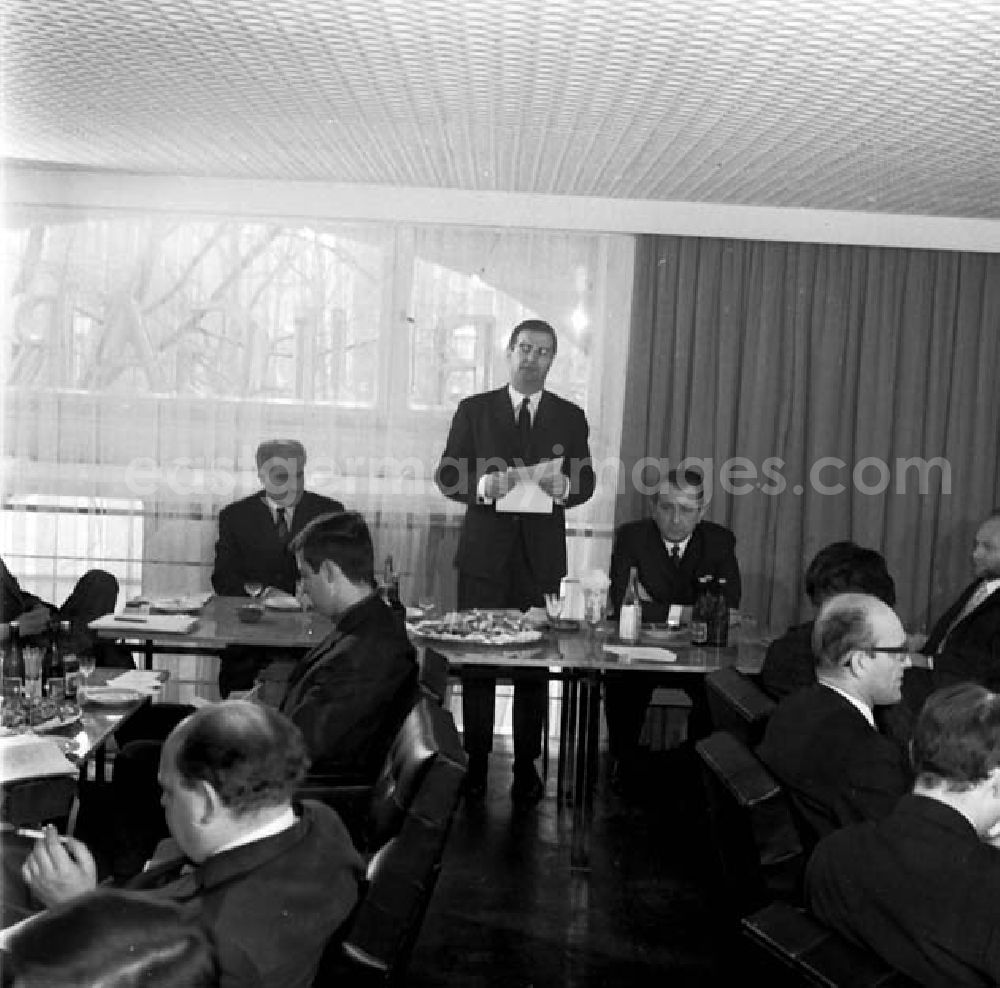 GDR picture archive: Berlin - Bei der Pressekonferenz im Bulgarischen Kulturzentrum in der Charlottenstraße.