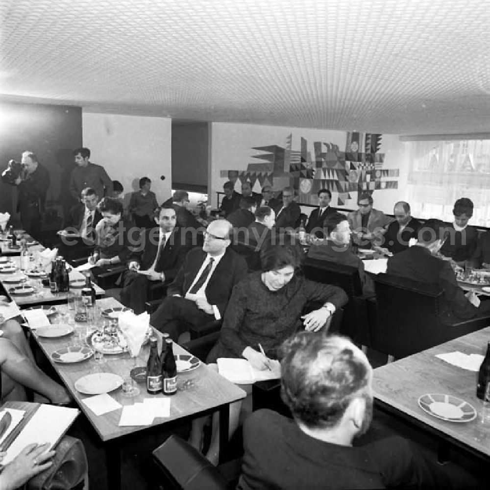 GDR image archive: Berlin - Bei der Pressekonferenz im Bulgarischen Kulturzentrum in der Charlottenstraße.