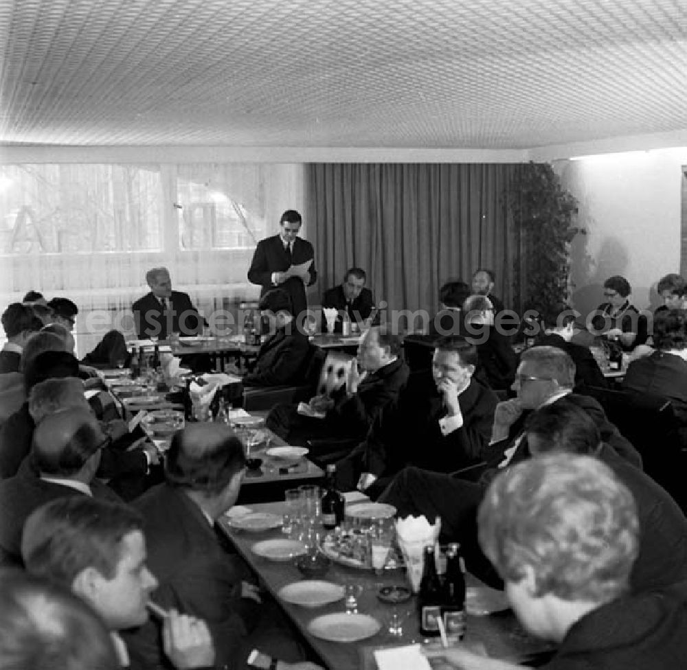 GDR photo archive: Berlin - Bei der Pressekonferenz im Bulgarischen Kulturzentrum in der Charlottenstraße.