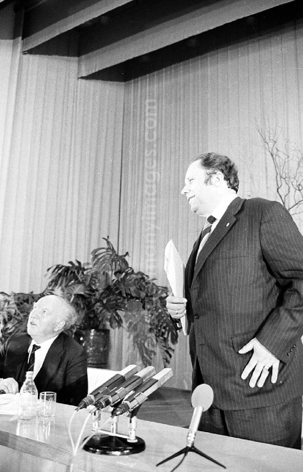 GDR picture archive: Eberswalde-Finow/ Brandenburg - 13.12.1981 Pressekonferenz Meyer-Becker am Bogensee (Brandenburg) nahe Eberswalde-Finow, Neues Deutschland Umschlagnr.: 39