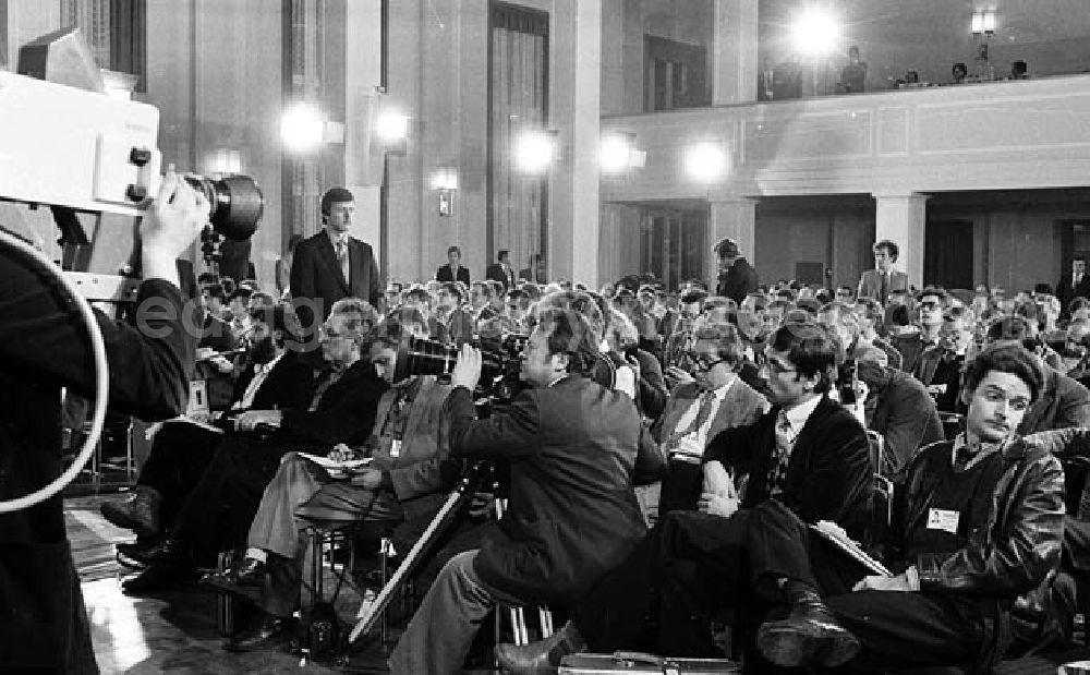 GDR picture archive: Eberswalde-Finow/ Brandenburg - 13.12.1981 Pressekonferenz Meyer-Becker am Bogensee (Brandenburg) nahe Eberswalde-Finow, Neues Deutschland Umschlagnr.: 39